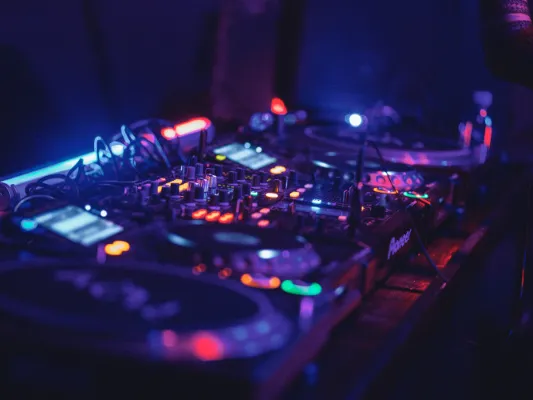 DJ-Pult mit bunten Lichtern