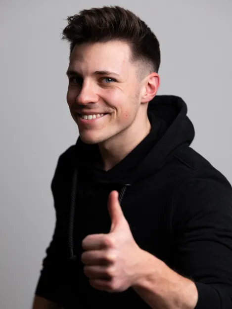 Maciej mit Daumen hoch